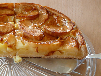 Scheibe, Teller, Apfelkuchen, Obst, Süss, Apfel, Kuchen, Dessert, Frühstück, Essen, Lebensmittel, Kuchenplatte, Tortenschaufel, gebacken, keine Leute, süßer Kuchen, hausgemacht, Süßes Essen, Studioaufnahme, Frische, Nahansicht, Essen und Trinken, Gebäck, Gourmet, Farbbild, drinnen, fertig für den Verzehr, Küchenutensilien, Stillleben, Genuss, Essgeschirr, High Angle View, Versuchung, Geschirr, 2K, CC0, gemeinfrei, lizenzfrei