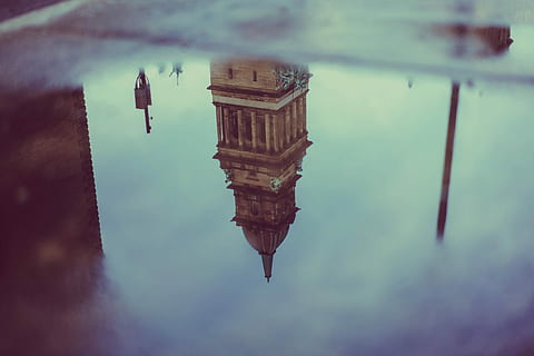 fotografia speculare, Marrone, calcestruzzo, Torre, torre di cemento marrone, pozzanghera, costruzione, riflessione, acqua, strada, esterno dell'edificio, religione, architettura, struttura costruita, credenza, spiritualità, natura, luogo di culto, lungomare, giorno, viaggio, il passato, nessuno, storia, destinazioni di viaggio, città, all'aperto, 5K, CC0, dominio pubblico, privo di copyright