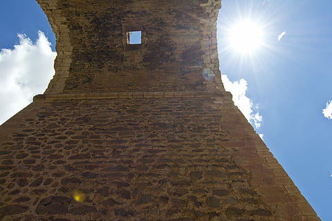 middelalderlig arkitektur, baggrundsbelysning, bue, historie, arkitektur, linseflare, sol, sollys, rejsemål, lav vinkel visning, himmel, bygget struktur, natur, bygning udvendig, fortiden, dag, solstråle, ingen mennesker, bygning, sky - himmel, udendørs, religion, turisme, lyse, Stenmur, direkte under, 5K, CC0, offentligt domæne, royaltyfrie