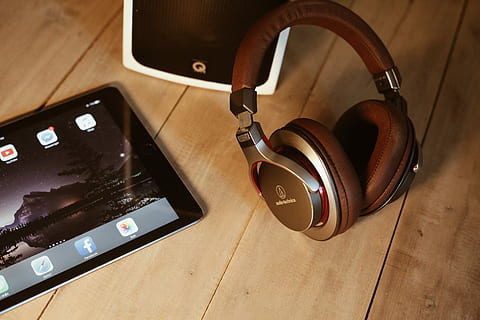 brune trådløse hovedtelefoner, plads grå ipad, hovedtelefon, teknologi, tablet, ipad, udstyr, elektronisk, forbindelse, meddelelse, øretelefon, sort, moderne, skrivebord, bord, indendørs, træ - materiale, ingen mennesker, høj vinkel visning, trådløs teknologi, stilleben, musik, tæt på, gulve, kunstkultur og underholdning, træ, livsstil, hovedtelefoner, trægulv, hjemlige værelse, hører efter, elektrisk udstyr, 5K, CC0, offentligt domæne, royaltyfrie