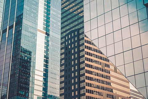 fotografía de bajo ángulo, edificios con cortinas de paredes de vidrio, arquitectura, edificio, infraestructura, rascacielos, torre, ciudad, urbano, edificio de oficinas, escena urbana, ventana, exterior del edificio, distrito centro, negocio, estructura construida, moderno, material de vidrio, financiar, reflexión, edificio de oficinas exterior, oficina, altura maxima, vista de ángulo bajo, nadie, al aire libre, Distrito residencial, fachada, paisaje urbano, Distrito financiero, 5K, CC0, dominio público, libre de derechos