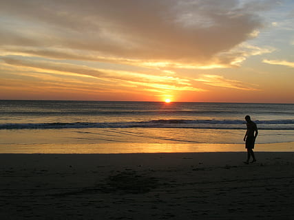 foto di silhouette dusk, uomo, a piedi, riva del mare, d'oro, tempo, silhouette, crepuscolo, foto, camminando, ora d'oro, tramonto, spiaggia, sabbia, maschio, cielo, nuvole, sole, colorato, vivace, bellissimo, bello, tranquillo, calmo, calma, sereno, solitario, mare, oceano, natura, persone, all'aperto, acqua, luce del sole, una persona, retroilluminato, vacanze, estate, donne, terra, orizzonte sull'acqua, orizzonte, scenics - natura, bellezza nella natura, persone reali, colore arancione, nuvola - cielo, stili di vita, attività di svago, lunghezza intera, 4K, CC0, dominio pubblico, privo di copyright