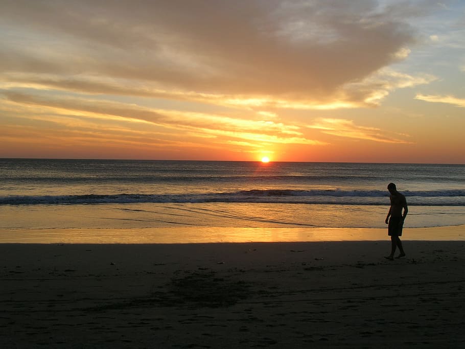 foto de la silueta al capvespre, home, caminar, vora del mar, daurat, temps, silueta, vespre, foto, temps daurat, posta de sol, platja, sorra, masculí, cel, núvols, sol, colorit, vibrant, bonic, encantador, pacífica, calma, serè, solitari, mar, oceà, naturalesa, gent, a l'aire lliure, aigua, llum solar, una persona, retroil·luminat, vacances, estiu, dones, terra, horitzó sobre l’aigua, horitzó, escenics - natura, bellesa a la natura, persones reals, color taronja, núvol - cel, estils de vida, activitat d'oci, longitud completa, 4K