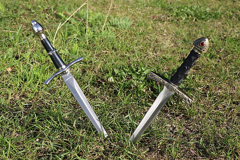 cuchillo, arma, daga, espada, edades medias, hierba, campo, nadie, día, al aire libre, naturaleza, planta, tierra, vista de alto ángulo, centrarse en primer plano, metal, crecimiento, bicicleta, color verde, de color negro, de cerca, equipo, material de madera, luz del sol, naturaleza muerta, 5K, CC0, dominio público, libre de derechos