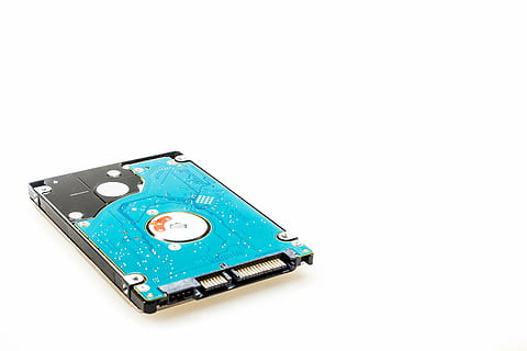 hdd interno verde, disco duro, hdd, disco, Almacén de datos, chip, datos, digital, macro, separar, eso, computadora, tablero, tarjeta madre, hardware, procesamiento de datos, azul, componente, nsa, sata, tecnología, equipo, Fondo blanco, foto de estudio, copia espacio, adentro, nadie, naturaleza muerta, solo objeto, de cerca, vista de alto ángulo, hecho por el hombre, objeto hecho por el hombre, conexión, estilo retro, metal, tecnología inalámbrica, 4K, CC0, dominio público, libre de derechos