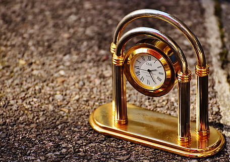 Uhr, Standuhr, dekorativ, Zeiger, Zeit, Tischuhr, golden, Zeit des, römische Zahlen, altmodisch, Antiquität, Taschenuhr, Nahansicht, goldfarben, keine Leute, sehen, Tag, Fokus auf den Vordergrund, Instrument der Zeit, einzelnes Objekt, Metall, Richtigkeit, draußen, Stillleben, Glas - Material, alt, High Angle View, Ziffernblatt, Minutenzeiger, 4K, CC0, gemeinfrei, lizenzfrei