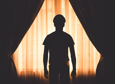 Sanat, arka plan, aydınlatmalı, oğlan, perdeler, karanlık, içeriye, ışık, adam, müzik, kişi, portre, gölge, siluet, ayakta, pencere, erkekler, perde, yaşam, gerçek insanlar, üç çeyrek uzunluk, dikiz, insanlar, mimari, Güneş ışığı, gün batımı, erkek, iki insan, boş zaman etkinliği, 4K, CC0, kamu malı, telif ücretsiz