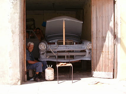 Mann, Sitzung, Schemel, Weiß, Gastank, klassisch, Blau, Karosserie, Garage, tagsüber, Kuba, Auto, Werkstatt, Männer, echte Menschen, eine Person, Tag, Container, Transportmittel, Transport, Sonnenlicht, alt, Besetzung, die Architektur, draußen, Arbeiten, Holzofen, in voller Länge, Stehen, Fenster, Vorderansicht, Verschlechterung, 1080P, CC0, gemeinfrei, lizenzfrei