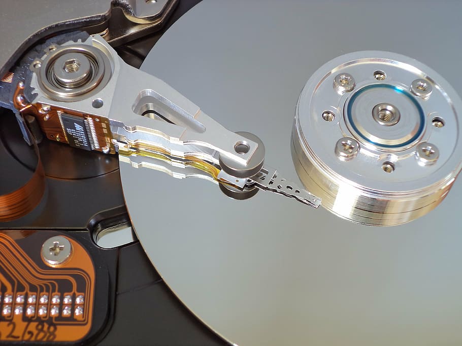 disc dur, emmagatzematge, obrir el disc dur, metall, tecnologia, equipament, brillant, connexió, transport, indústria electrònica, indústria, primer pla, salut i medicina, color plata, comunicació, manera de transport, ordinador, enginyeria, plata - metall, part de l’ordinador, equips informàtics, netejar, equipament elèctric, aliatge, acer, crom, 4K