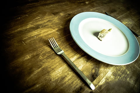 tenedor, junto a, plato, mesa, parte superior, un pan, madera, madera maciza, vendimia, retro, crujiente, hecho en casa, crutones, pan de granjero, utensilio de cocina, utensilio para comer, material de madera, comida y bebida, adentro, naturaleza muerta, equipo doméstico, nadie, comida, directamente arriba, vista de alto ángulo, cuchillo de mesa, cuchillo, vacío, cuchara, viñeta, vaso, vajilla, ajuste, 4K, CC0, dominio público, libre de derechos
