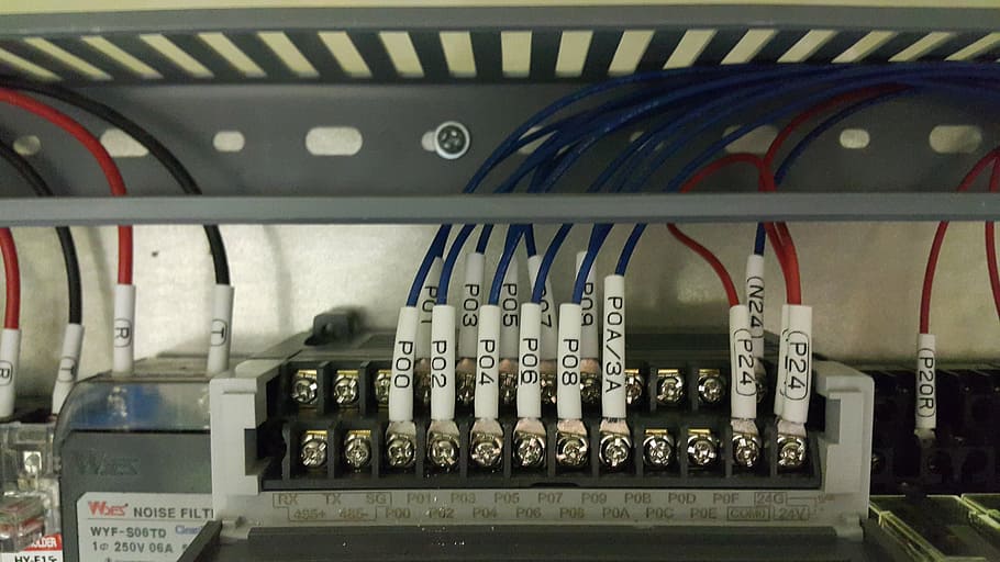 xbc, entrada, poder, connexió, tecnologia, control, panell de control, comunicació, primer pla, a l'interior, cable, complexitat, equipament, cap gent, electricitat, Internet, xarxa d’ordinadors, ordinador, indústria, maquinària, indústria electrònica, negocis, habitació de control, equipament elèctric, Font d'alimentació, servidor de xarxa, component elèctric, bloc de connexió, 5K