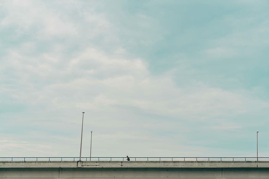 gris, Pont en suspensió, blanc, núvols, durant el dia, persona, caminar, pont, núvol, cel, tanca, barrera, llum, fanal, trist, ennuvolat, arquitectura, wes anderson, simètric, vagar, núvol - cel, estructura construïda, pont - estructura feta per l'home, connexió, naturalesa, cap gent, dia, vista d’angle baix, transport, a l'aire lliure, arc de Sant Martí, exterior de l'edifici, barana, llum del carrer, bellesa a la natura, escenics - natura, barrera de xoc, 8K
