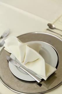 couteau d'argent, blanc, céramique, assiette, table, installer, restaurant, serviette de table, couteau, vaisselle, fourchette, Nourriture et boisson, vue grand angle, personne, à l'intérieur, fermer, les restes, aliments, prise de vue en studio, ustensile de cuisine, équipement ménager, cuillère, nature morte, couteau de table, couleur blanche, assiette vide, se concentrer sur le premier plan, réglage, acier, couleur argentée, 5K, CC0, domaine public, libre de droits