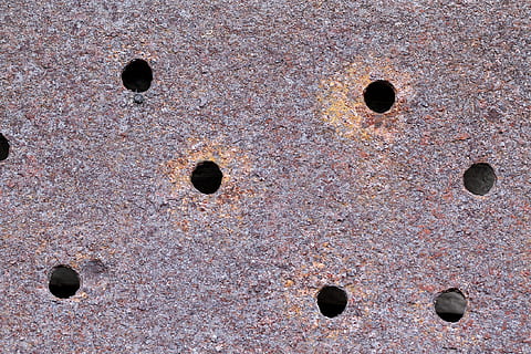 metal, struktur, rusten, aldrende, rusted, stål, overflade, årgang, metal tekstur, jern, hul, ingen mennesker, fuld ramme, tæt på, baggrunde, dag, tekstureret, geometrisk form, mønster, cirkel, udendørs, form, nedgang, forringelse, detalje, natur, kloak, forvitret, metalplader, 1080P, CC0, offentligt domæne, royaltyfrie