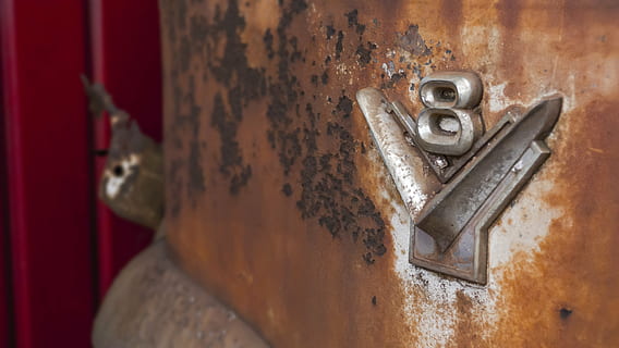 auto, rez, starý, klasický, brod, v8, proti, 8, škola, rezavý, kov, staromódní, antický, dveře, uvnitř, detail, nikdo, zvětralý, vchod, zámek, dřevo - materiál, selektivní zaměření, opuštěný, ochrana, bezpečnostní, zaměřit se na popředí, run-down, bezpečnost, otevřeno, pokles, zhoršení, západka, 4K, CC0, veřejná doména, bez autorských práv