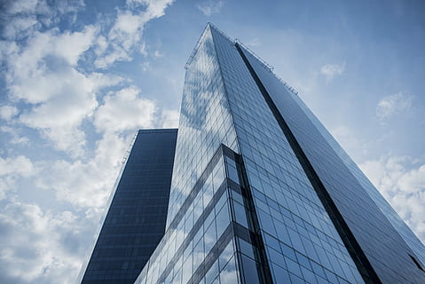 Basso, foto ad angolo, grattacielo, costruzione, guarda la fotografia, architettura, riflessivo, riflessione, nube, bicchiere, blu, cielo, città, vista, aspirazione, aspirante, aspirare, impossibile, struttura costruita, esterno dell'edificio, moderno, ufficio, edificio per uffici esterno, Inquadratura dal basso, vetro - materiale, nuvola - cielo, alto - alto, attività commerciale, Torre, giorno, natura, nessuno, contemplazione, distretto finanziario, 5K, CC0, dominio pubblico, privo di copyright