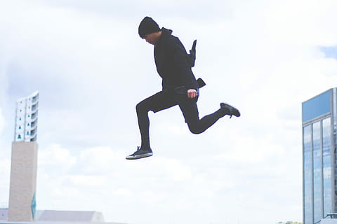 fotografia, uomo, indossare, nero, Beanie, superiore, pantaloni, Basso, scarpe da ginnastica, salto, grigio, cielo, cima nera, all'aperto, uomini, azione, persone, sport, acrobazia, una persona, mezz'aria, vita di città, scena urbana, movimento, vitalità, andare con lo skateboard, maschi, sport estremi, esercizio, città, velocità, giovane adulto, in esecuzione, adulto, lunghezza intera, solo un uomo, architettura, esterno dell'edificio, struttura costruita, persone reali, Inquadratura dal basso, giorno, stili di vita, natura, vista laterale, attività di svago, grattacielo, sforzo, adolescente, 2K, CC0, dominio pubblico, privo di copyright