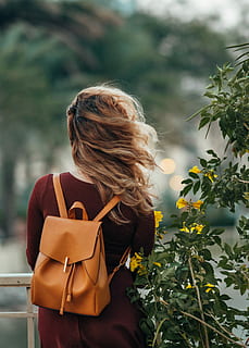 Frau, Tragen, braun, Lederrucksack, selektiv, fokus fotografie, neben, Gelb, Blumen, Rucksack, Tasche, Blume, Wald, Baum, Stehen, Leder, Ausschau halten, Laub, draussen, Mädchen, lange Haare, weiblich, Dame, jung, rotes Kleid, kein Gesicht, Wind wehte, eine Person, echte Menschen, Frisur, Haar, Freizeitbeschäftigung, Pflanze, Lebensstile, Rückansicht, Tag, Erwachsene, Fokus auf den Vordergrund, Legere Kleidung, Natur, junge Frau, junger Erwachsener, blondes Haar, draußen, 5K, CC0, gemeinfrei, lizenzfrei