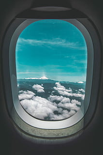 Fenster zum Abenteuer, Antenne, Aussicht, Weiß, Wolken, Fenster, Flugzeug Fenster, Flugzeugansicht, Flugzeug Fensteransicht, Flugzeug, Luftfahrzeug, fliegend, wolke - himmel, Fahrzeuginnenraum, Reise, Transportmittel, Transport, Himmel, in der Luft, Luftaufnahme, Natur, keine Leute, Flugzeugflügel, Tag, Glas - Material, draußen, Verkehrsflugzeug, Blick auf Ansicht, Luft-und Raumfahrtindustrie, 5K, CC0, gemeinfrei, lizenzfrei