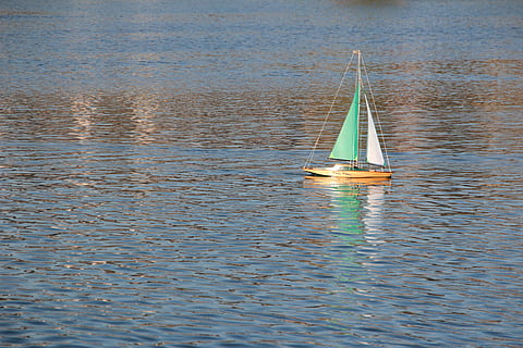 Boot, Model Boat, Model Ship, remotely controlled, water, waterfront, sea, nature, day, outdoors, nautical vessel, transportation, mode of transportation, sailboat, beauty in nature, sailing, rippled, no people, reflection, travel, motion, floating on water, anchored, recreational boat, fishing boat, 5K, CC0, public domain, royalty free