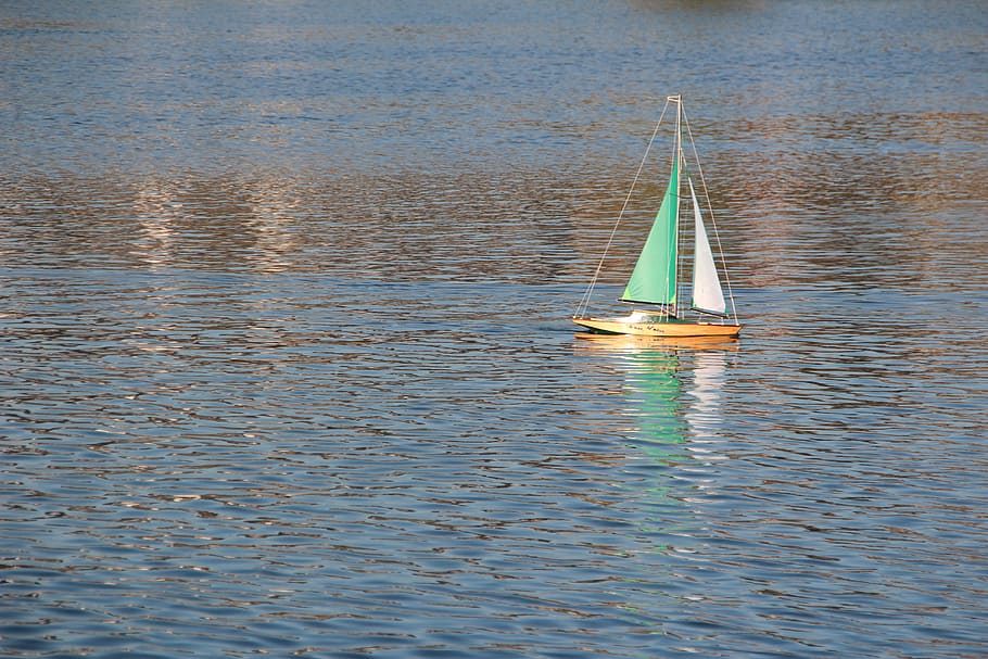 arrencada, model de vaixell, controlat remotament, aigua, davant del mar, mar, naturalesa, dia, a l'aire lliure, vaixell nàutic, transport, manera de transport, veler, bellesa a la natura, vela, ondulat, cap gent, reflexió, viatjar, moviment, flotant a l'aigua, ancorat, vaixell d'esbarjo, vaixell de pesca, 5K
