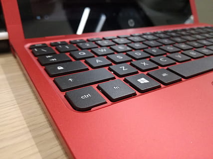 počítač, klíče, klávesnice, Červené, informatica, tableta, ultrabook, web, technologie, internetu, bez vodičů, bezdrátový, obrazovka, počítačová klávesnice, klíč počítače, text, počítačové vybavení, bezdrátové technologie, laptop, sdělení, detail, spojení, počítačovou část, uvnitř, abeceda, nikdo, dopis, zaměřit se na popředí, selektivní zaměření, 4K, CC0, veřejná doména, bez autorských práv