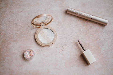 makeup, fire makeups, spejl, kompakt, neglelak, mascara, ingen mennesker, indendørs, studio skud, finansiere, mønt, høj vinkel visning, direkte over, gruppe af objekter, stilleben, forretning, rigdom, antik, betalingsmiddel, farvet baggrund, grå, cirkel, medium gruppe af objekter, form, metal, 4K, CC0, offentligt domæne, royaltyfrie