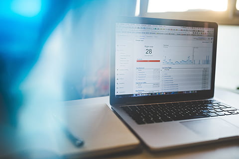 sort, grå, bærbar, hvid, overflade, analytics, diagrammer, grafer, Trafik, markedsføring, internet, web, macbook, computer, teknologi, meddelelse, trådløs teknologi, forbindelse, indendørs, bord, ingen mennesker, tæt på, forretning, tekst, selektiv fokusering, bruger bærbar computer, møbel, vestlige script, bekvemmelighed, computer netværk, bærbarhed, tastatur, 5K, CC0, offentligt domæne, royaltyfrie