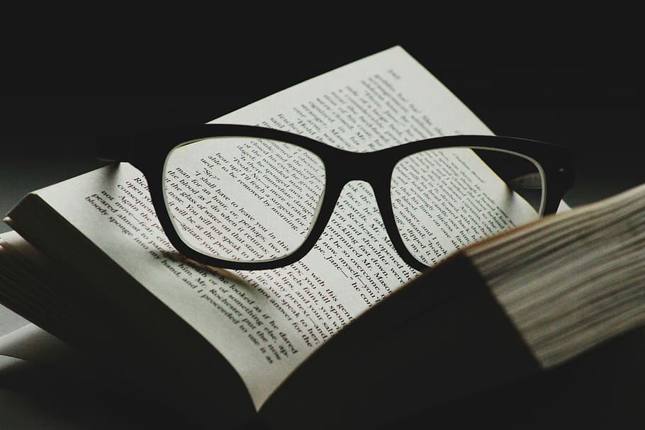 zwart, omlijst, bril, top, Open, boek, frames, tekst, pagina, lezing, woord, glas, lezen, publicatie, papier, opleiding, gezichtsvermogen, detailopname, binnenshuis, leesbril, studio opname, krant-, geen mensen, stilleven, aan het leren, wijsheid, selectieve aandacht, brillen, zwarte achtergrond, persoonlijk accessoire, aan het studeren, 5K