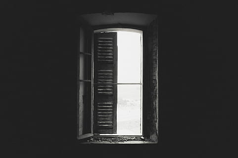 åbnet vinduesfotografering, vindue, lukker, sort og hvid, skygge, mørk, indendørs, arkitektur, dag, ingen mennesker, bygget struktur, glas - materiale, kopiere plads, gennemsigtig, bygning, gammel, sollys, natur, hus, forladt, geometrisk form, forældet, sikkerhed, vinduesramme, 5K, CC0, offentligt domæne, royaltyfrie