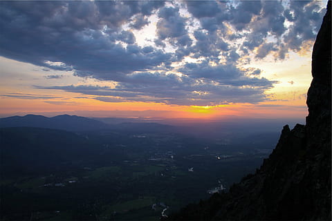 pandangan mata burung, kota, matahari terbenam, gunung, Abu-abu, langit, awan, udara, Desa, bidang, pemandangan, bukit, melihat, bayangan hitam, awan - langit, tidak ada orang, keindahan di alam, adegan yang tenang, alam, ketenangan, scenics - alam, idilis, lingkungan Hidup, warna oranye, pegunungan, di luar rumah, adegan non-urban, perjalanan, langit yang dramatis, 1080P