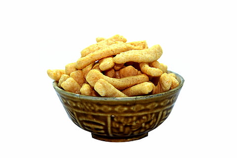 Chip, knackig, Pack, Snack, Schüssel, Terrine, isoliert, Haufen, Pfeffer, Scheibe, Teller, gebraten, köstlich, Weiß, ungesund, fetthaltig, Diät, bereit, Gelb, hell, Orange, Kalorien, Becken, gewellt, Beschneidungspfad, Müll, Gemüse, Essen, lecker, Keramik, Vitamin, Nein, Schnitt, gießen, gesalzen, Zutat, golden, Hintergrund, frisch, würzig, Paket, Lebensmittel, schnell, knusprig, Nahansicht, Essen und Trinken, Kartoffel, weißer Hintergrund, zubereitete Kartoffel, ungesunde Ernährung, fertig für den Verzehr, Pommes frittes, Fast Food, Container, Studioaufnahme, Frische, drinnen, ausgeschnitten, Korb, keine Leute, Essen herausnehmen, Fertiggerichte, 2K, CC0, gemeinfrei, lizenzfrei