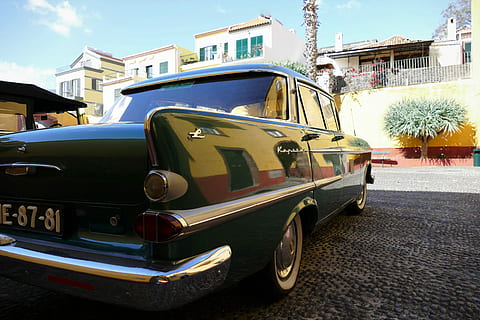 auto, vecchi tempi, nostalgia, verde, ciottoli, strada, brillante, riflettere, lucidato, pulito, mezzi di trasporto, esterno dell'edificio, architettura, modalità di trasporto, struttura costruita, modo di trasporto, città, veicolo a motore, veicolo terrestre, macchina vintage, persone accessorie, giorno, in stile retrò, costruzione, natura, cielo, stazionario, 5K, CC0, dominio pubblico, privo di copyright