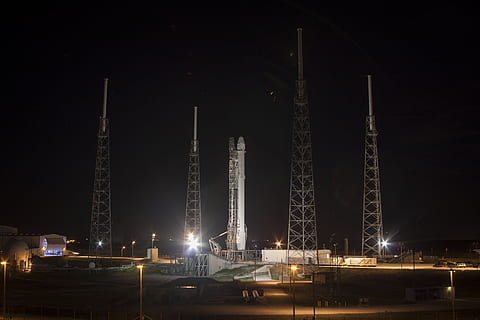 rachetă, zbor, SpaceX, noapte, iluminat, arhitectură, exteriorul clădirii, construită, cer, nici o persoana, înalt - înalt, natură, industrie, echipamente de iluminat, oraș, în aer liber, combustibil și generarea de energie electrică, stack de fum, transport, raza de lumina, destinații de călătorie, turn, fabrică, zgârie-nori, poluare, 2K, CC0, domeniu public, fără drepturi de autor