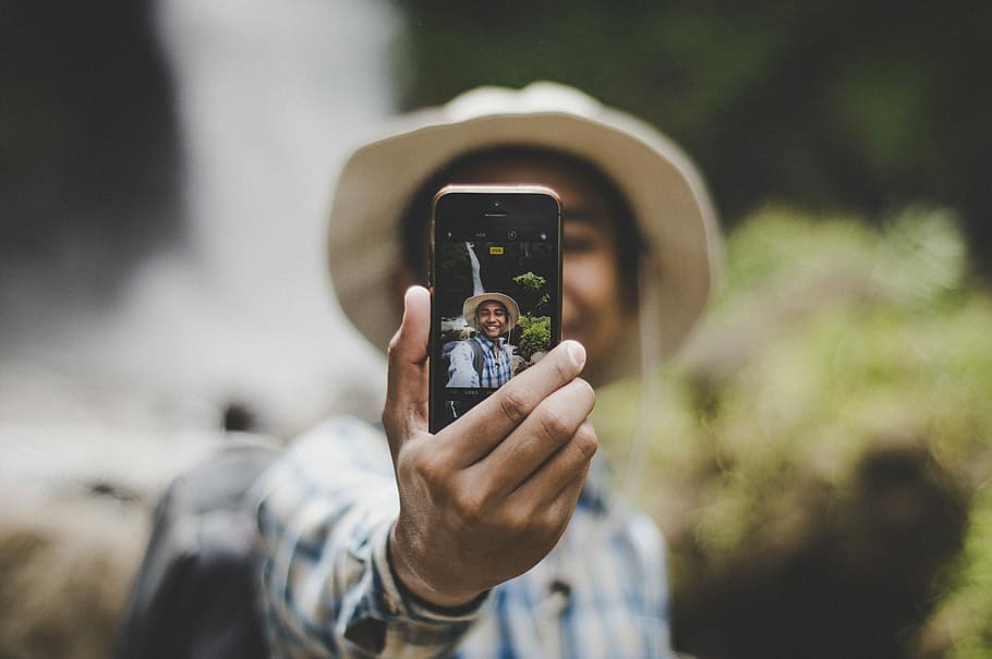 uomo, indossare, Marrone, cappello, presa, autoscatto, persona che prende selfie, ritratto, popolare, Esplorare, asiatico, mano, cellulare, viaggio, natura selvaggia, natura, vagare, vagabondo, tecnologia, tecnologia wireless, temi fotografici, Fotografare, dispositivo di informazione portatile, smart phone, comunicazione, messaggistica fotografica, attività, mano umana, detenzione, parte del corpo umano, una persona, telecamera, uomini, concentrarsi sulle conoscenze acquisite, connessione, macchina fotografica - attrezzatura fotografica, all'aperto, Camera digitale, social networking, 5K