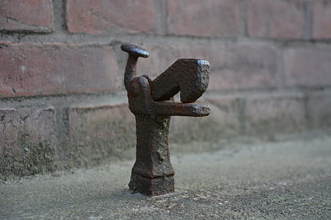 dørstopper, metall, sikkerhet, inngang, sikkerhetsdør, U-låsen, gammel, rusten, ingen folk, dag, fokusere på forgrunnen, veggbyggingsfunksjon, vegg, arkitektur, utendørs, kunst og Håndverk, forverring, bygget struktur, nærbilde, avslå, murvegg, forvitret, løp ned, murstein, forlatt, ødelagt, 5K, CC0, offentlig domene, opphavsrett gratis