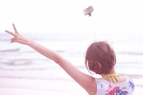 Frau, tragen, Weiß, rot, Blumen-, oben, mit, Monogramm, Selfie, neben, Strand, tagsüber, Kind, Meer, draußen, Sommer-, eine Person, Menschen, kaukasischer Abstammung, Urlaube, Kindheit, Lebensstile, Frauen, Mädchen, Natur, kopieren sie platz, Glück, heiter, lächelnd, Tag, Vergnügen, Farbbild, Wasser, süß, Sonnenlicht, nur für Kinder, nur ein Mädchen, Freizeitbeschäftigung, Rückansicht, echte Menschen, Himmel, menschlicher Arm, Fokus auf den Vordergrund, Frisur, Haar, Erwachsene, Gliedmaßen, Horizont über Wasser, Arme erhoben, 1080P, CC0, gemeinfrei, lizenzfrei
