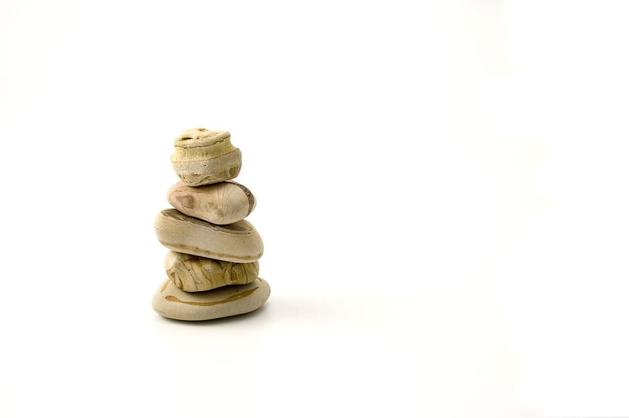 cinc, marró, pila, pedres, equilibri, resum, art, fons, calma, decoració, sec, creixement, dur, celebració, aïllat, luxe, material, mineral, natural, acabar, blanc, pau, còdols, prosperitat, rock, fons blanc, tir de l'estudi, moneda, Finances, riquesa, a l'interior, còpia espai, cap gent, grup d'objectes, natura morta, tallar, primer pla, joc, joc de taula, cultura i entreteniment artístic, menjar i beguda, menjar, jocs d’oci, cookie, grup mitjà d'objectes, ordre, temptació, 720P