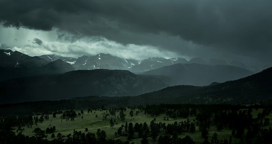 muntanyes siluetes, ennuvolat, cel, aèria, vista, verd, camp de gespa, núvols nimbus, núvol, muntanya, neu, pic, herba, arbre, Serra, paisatge, naturalesa, medi ambient, escenics - natura, núvol - cel, bellesa a la natura, tranquil·litat, planta, cap gent, escena tranquil·la, terra, nit, boira, tempesta, fosc, a l'aire lliure, cim de muntanya, 5K