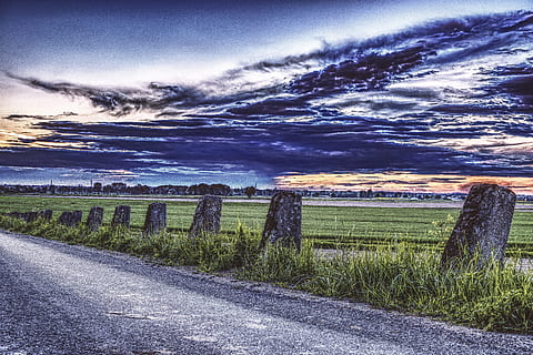 Droga, krajobraz, chmury, z dala, niebo, nadal, stary, Niemcy, beton, dramatyczny, wiejski, samotny, burza z piorunami, burzowe chmury, wieczór, zmierzch, trawa, łąka, pole, abendstimmung, nastrój, Natura, reszta, Wieczorne niebo, atmosfera, piękny, scena wiejska, gospodarstwo rolne, rolnictwo, chmura - niebo, scenics - natura, piękno natury, żadnych ludzi, roślina, spokojna scena, wylądować, spokój, transport, środowisko, zachód słońca, zielony kolor, na dworze, 5K, CC0, domena publiczna, darmowe zdjęcia