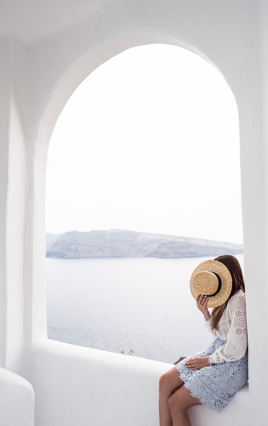 person, bedrift, hat, sidder, kant, kvinde, vindue, udsigt, vindue visning, sidder på vindueskanten, dækker ansigt, hvid, panorama, sommertid, Grækenland, santorini, vand, hav, en person, fritidsaktivitet, livsstil, natur, Kvinder, dag, rigtige mennesker, skønhed i naturen, voksen, indendørs, scenics - natur, himmel, sidebillede, rejse, lempelse, bue, 5K