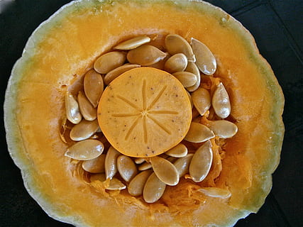 dovleac, fruct, sămânță, vegetal, natură, alimente, mancare si bautura, prospeţime, a închide, în interior, mâncat sănătos, natură moartă, direct deasupra, nici o persoana, bunăstare, vedere în unghi mare, felie, culoare portocalie, masa, mâncare dulce, gata să mănânce, secțiune transversală, fructul pasiunii, 4K, CC0, domeniu public, fără drepturi de autor