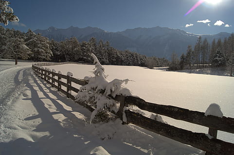 Winter, Schnee, winterlich, Baum, kalt, schneebedeckt, Winterbüsche, Weiß, Winterwald, Wintertraum, Landschaft, Wald, Licht, Zaun, Sonne, Natur, szenen, Berg, draußen, ländliche Szene, Landschaften, Himmel, keine Leute, Sand, kalte Temperatur, Szenen - Natur, Schönheit in der Natur, ruhige Szene, Ruhe, Gebirge, Barriere, Umgebung, Grenze, Sonnenlicht, Nicht-städtische Szene, schneebedeckter Berg, 5K, CC0, gemeinfrei, lizenzfrei