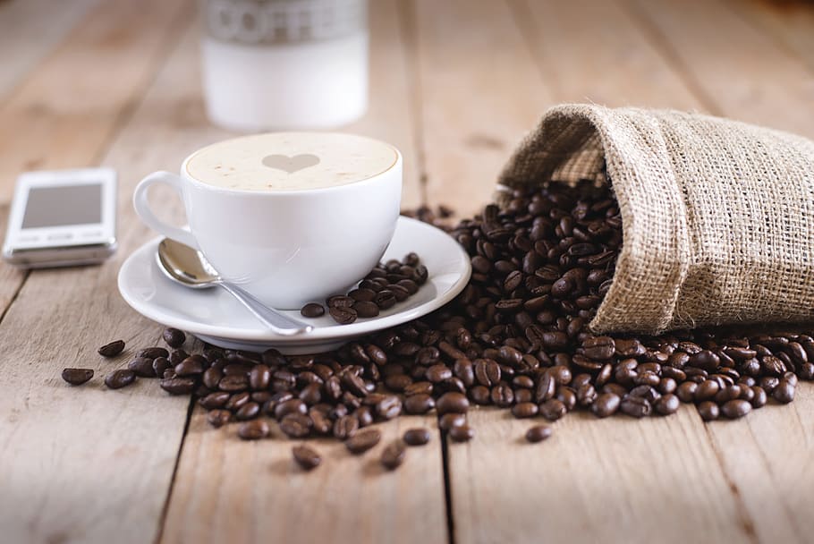 chicchi di caffè, tavolo, bianca, ceramica, tazza di tè, accanto, inossidabile, cucchiaio d'acciaio, piattino, tazza, sacco, caffè, fagiolo, boccale, Marrone, bere, caffè - bevanda, caffeina, caffè espresso, bar, prima colazione, legno - materiale, tela ruvida, mattina, calore - temperatura, arrostito, avvicinamento, profumato, freschezza, tazza di caffè, coltura del caffè, cibo, sfondi, Chicco di caffe, cappuccino, chicco di caffè tostato, cibo e bevande, nessuno, rinfresco, natura morta, bevanda calda, vasellame, latte macchiato, bevanda analcolica, 5K