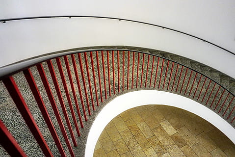 architettura, livello, entro, arco, le scale, ringhiera, interior design, contemporaneo, struttura costruita, in casa, scala, gradini e scale, modello, curva, vista dall'alto, nessuno, spirale, scala a chiocciola, caratteristica architettonica, giorno, design, costruzione, direttamente sopra, pavimentazione, ornato, soffitto, 4K, CC0, dominio pubblico, privo di copyright