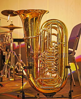 tæt på, Foto, messingfarvet tuba instrument, tuba, trommer, jazz, session, pause, bånd, musik, musikinstrument, guld, stå, messing, instrument, gylden, gloss, vindinstrument, ventiler, rør, slibning, skinne, traditionelt, ny-orleans-jazz, indendørs, kunstkultur og underholdning, ingen mennesker, bord, musikalsk udstyr, fokus på forgrunden, stilleben, saxofon, metal, guldfarvet, messing instrument, murbygningsfunktion, skinnende, dag, streng instrument, 4K, CC0, offentligt domæne, royaltyfrie