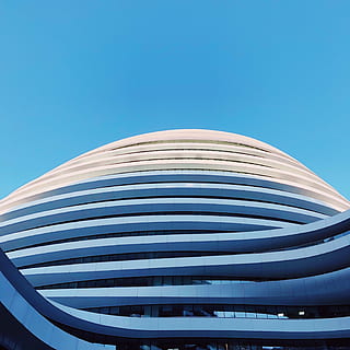 bianca, grattacielo, costruzione, blu, cielo, giorno, beige, calcestruzzo, architettura, struttura, cielo sereno, moderno, struttura costruita, esterno dell'edificio, modello, Inquadratura dal basso, nessuno, natura, città, copia spazio, ufficio, vetro - materiale, futuristico, edificio per uffici esterno, metallo, a strisce, acciaio, sfondo blu, 2K, CC0, dominio pubblico, privo di copyright