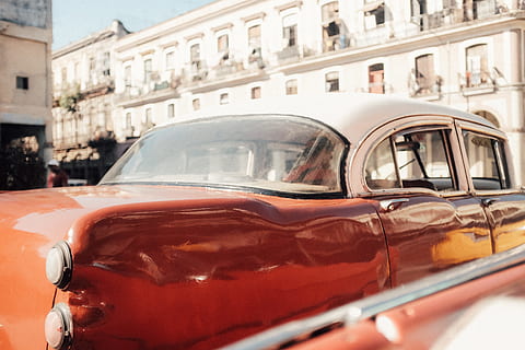 vicino, fotografia, rosso, bianca, berlina, convertibile, coupe, giorno, auto, auto da collezione, macchina vintage, vecchio stile, vecchio, havana, mezzi di trasporto, Cuba, Italia, scena urbana, strada, in stile retrò, antico, città, esterno dell'edificio, nessuno, veicolo a motore, modo di trasporto, veicolo terrestre, architettura, struttura costruita, finestra, persone accessorie, riflessione, costruzione, vetro - materiale, 4K, CC0, dominio pubblico, privo di copyright