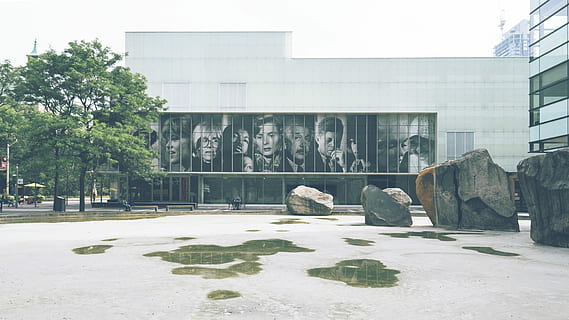 quattro, grigio, cremagliera, bianca, costruzione, verde, alto, alberi, giorno, edificio bianco, struttura costruita, architettura, all'aperto, nessuno, scena urbana, esterno dell'edificio, arte e artigianato, albero, rappresentazione umana, rappresentazione, pianta, natura, città, scultura, creatività, statua, persone accessorie, solido, somiglianza maschile, strada, persone reali, colonna architettonica, 5K, CC0, dominio pubblico, privo di copyright