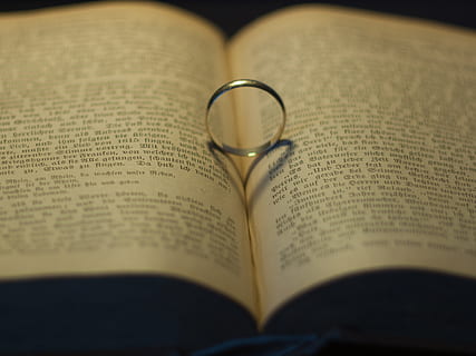 hjerte, Bestil, ring, skygge, en, sorg, forhold, offentliggørelse, åben, tekst, papir, indendørs, side, uddannelse, tæt på, kærlighed, selektiv fokusering, stilleben, ingen mennesker, positive følelser, hjerte form, smykker, meddelelse, emotion, vestlige script, personlige tilbehør, studere, 2K, CC0, offentligt domæne, royaltyfrie
